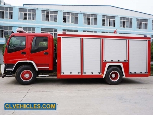 شاحنة مع معدات مكافحة الحرائق
