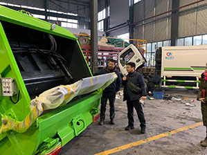 العملاء من كوريا الجنوبية يأتون إلى المصنع ودراسة المعدات الضاغطة النفايات