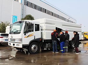 تدريب المصنع-العملاء من جنوب أفريقيا تدريب عملية كاسحة شاحنة