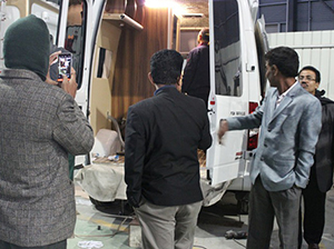 العملاء من بنغلاديش تأتي إلى المصنع ودراسة شاحنة مسطحة وجولة السيارة