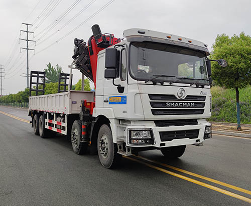 شاحنة نقل بضائع من طراز شاكمان F3000 مزودة برافعة حمولة 18 طنًا، متجهة إلى أوغندا