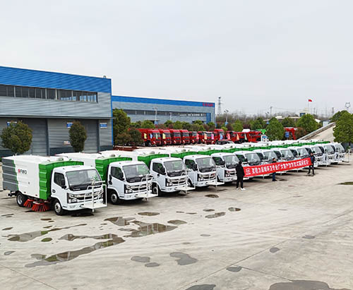 يتم شحن 12 وحدة من شاحنات كنس الطرق DFAC 5500L إلى باكستان