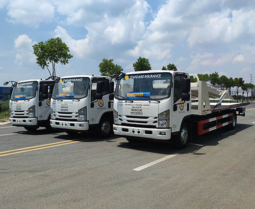 ثلاث وحدات من شاحنات سحب ISUZU ذات السطحين والمنصة المسطحة تُشحن إلى الفلبين