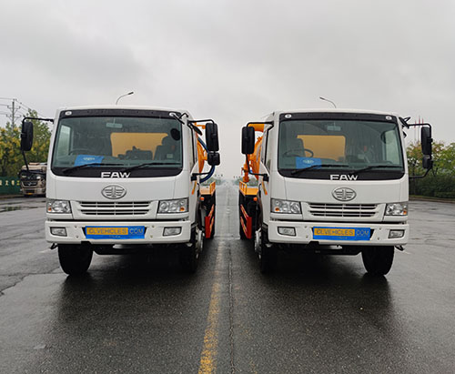 شحن وحدتين من شاحنات شفط مياه الصرف الصحي FAW RHD 10CBM إلى كينيا