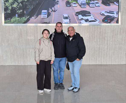 يأتي العملاء من فنزويلا لزيارة CLVEHICLES.COM والاطلاع على شاحنة الإطفاء