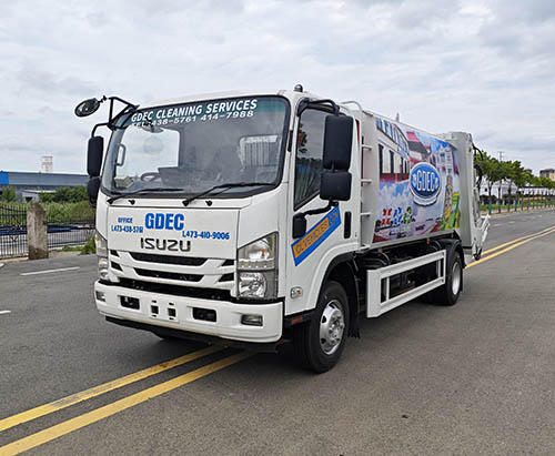 وحدة واحدة من شاحنة ضغط النفايات ISUZU ELF بقوة 190 حصان، مقود أيمن RHD، سعة 9 متر مكعب، الشحن إلى غرينادا