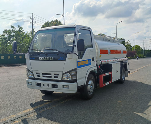 وحدة واحدة من شاحنة خزان الوقود ISUZU 600P 5000L تم شحنها إلى اليمن