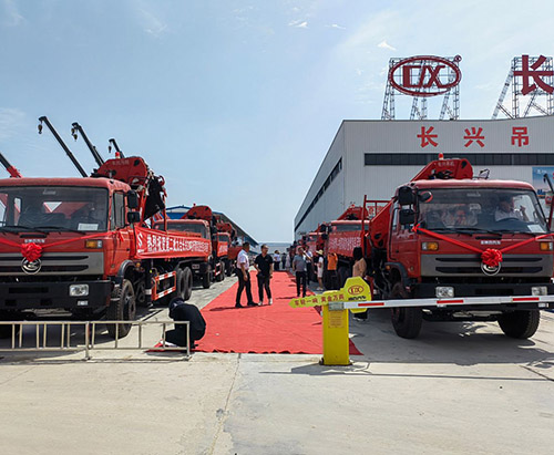 Nine Units Of DONGFENG 20ton Folding Crane Truck Ship To Nigeria