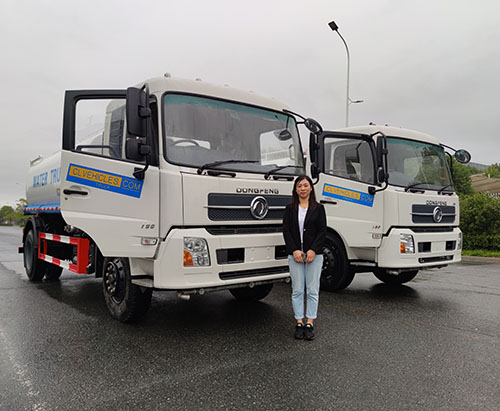 شحن وحدتين من شاحنة رشاشات المياه DONGFENG KINGRUN 12000L إلى أوغندا