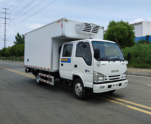 وحدة واحدة من شاحنة تبريد ISUZU كابينة مزدوجة سعة 3 طن تُشحن إلى رواندا
